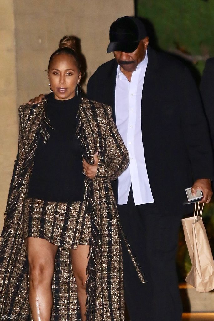 当地时间2018年1月3日,美国马里布,史蒂夫·哈维(steve harvey)和妻子