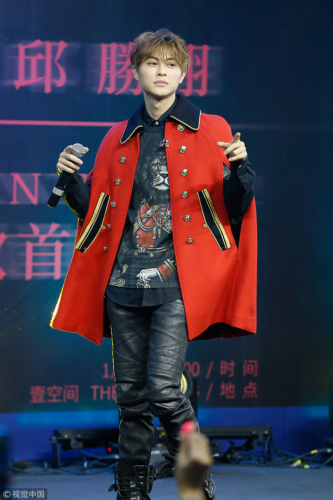 "王子"邱胜翊首唱新歌红色斗篷抢镜 驾驭宫廷风无压力似贵公子