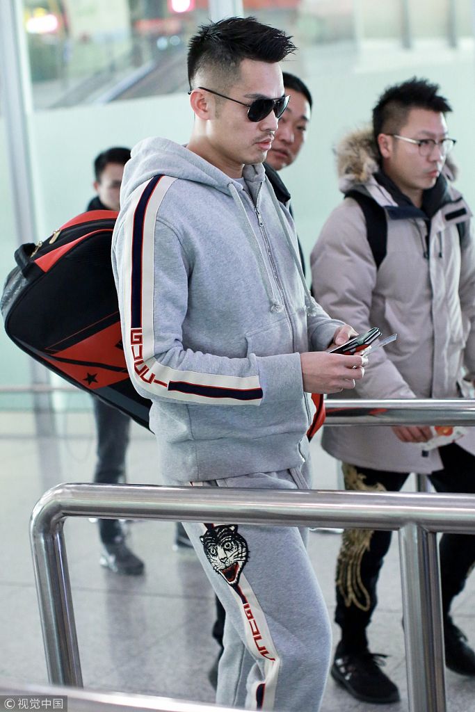 林丹运动装低头前行冷酷帅气 黑超遮面无粉丝环绕略显冷清