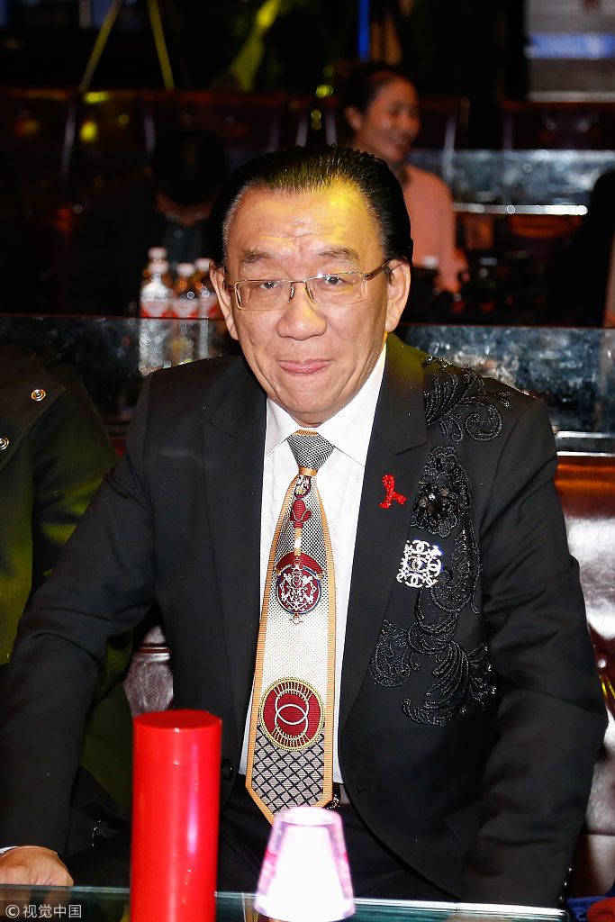 侯耀华"女徒弟风波"后首次亮相西装革履 挽手乌兰托娅下台展绅士风度