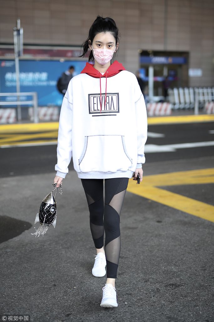奚梦瑶戴粉口罩红白卫衣"撞"出时尚感 双眼无神忙街拍造型不能输