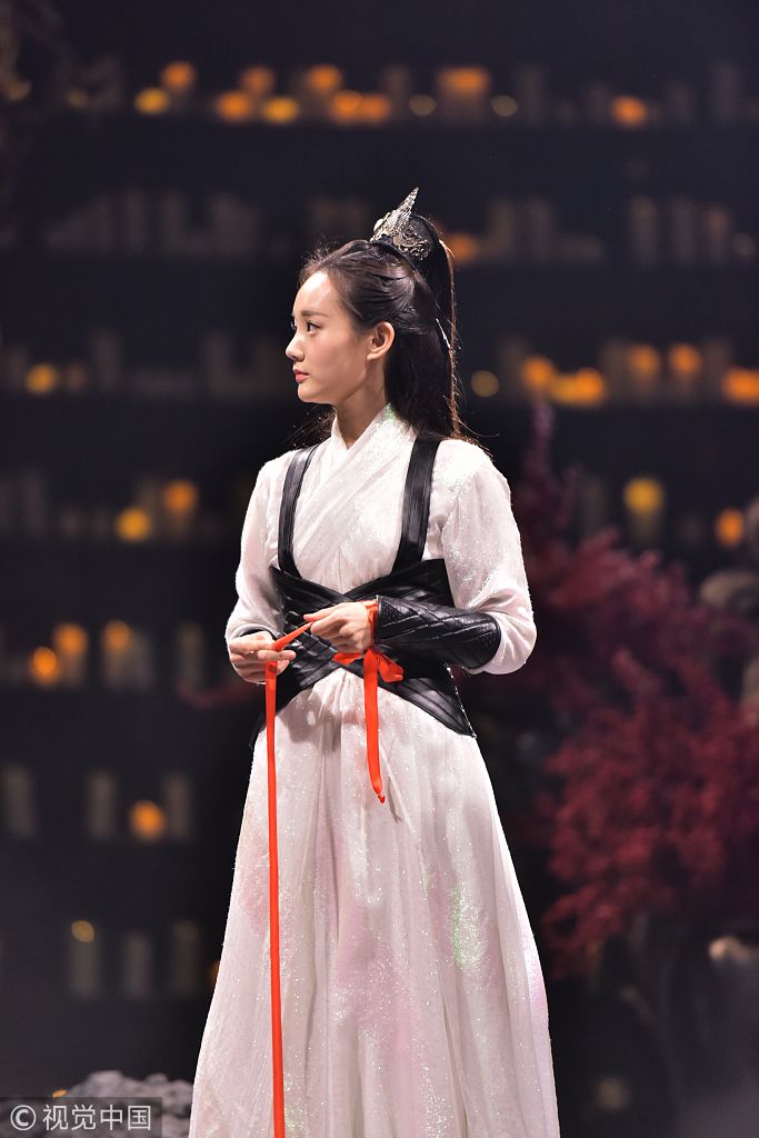 李一桐媚者无疆杀青发布会与友人相拥手拿红伞大展女侠风范
