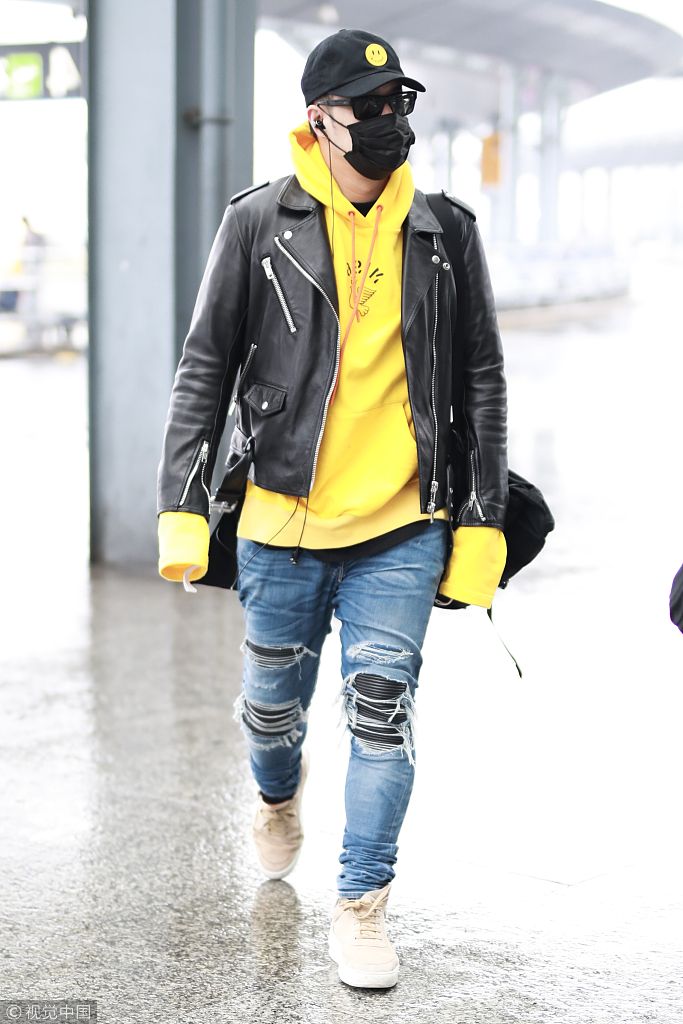 潘玮柏青春勃发现身机场似阳光少年  破洞仔裤搭黄色卫衣潮范十足