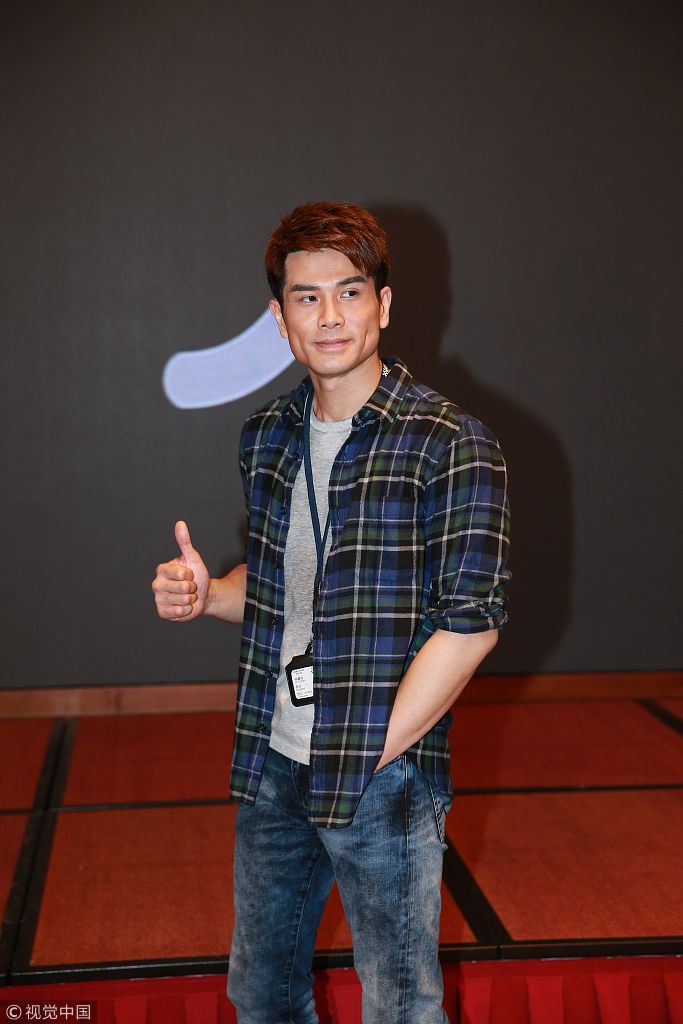 伍允龙与黑人兄弟"斗拳脚"大展男子力 王浩信穿金色棒球外套书生气_新