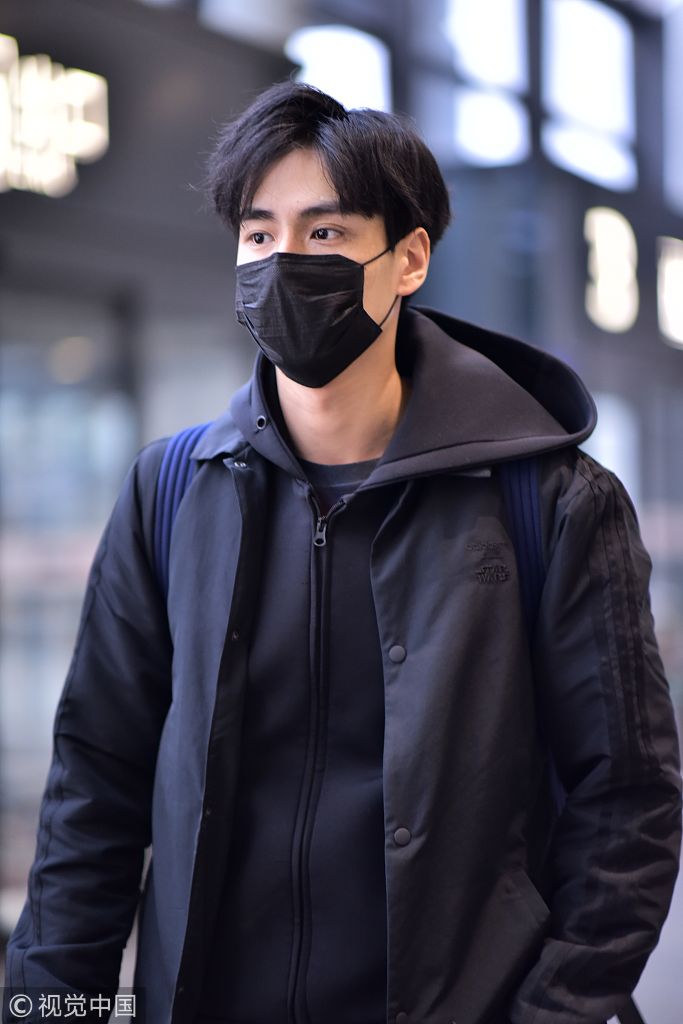 胡一天发型被风吹乱秒变"独角兽" 口罩遮面一身黑眼神显倦怠_新浪看点