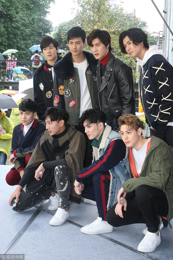 男团spexial发五辑造型土潮十足成员登台签唱会险跌倒出糗