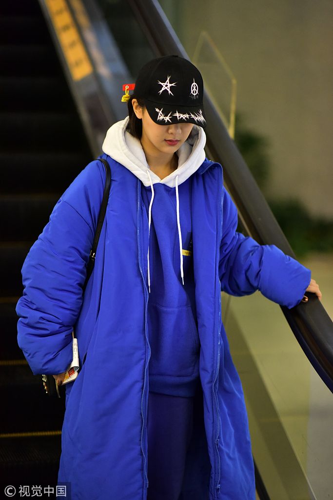 杨紫清早出行一脸没睡醒露标志性酒窝 紧裹"蓝色小棉被"捂嘴灿笑