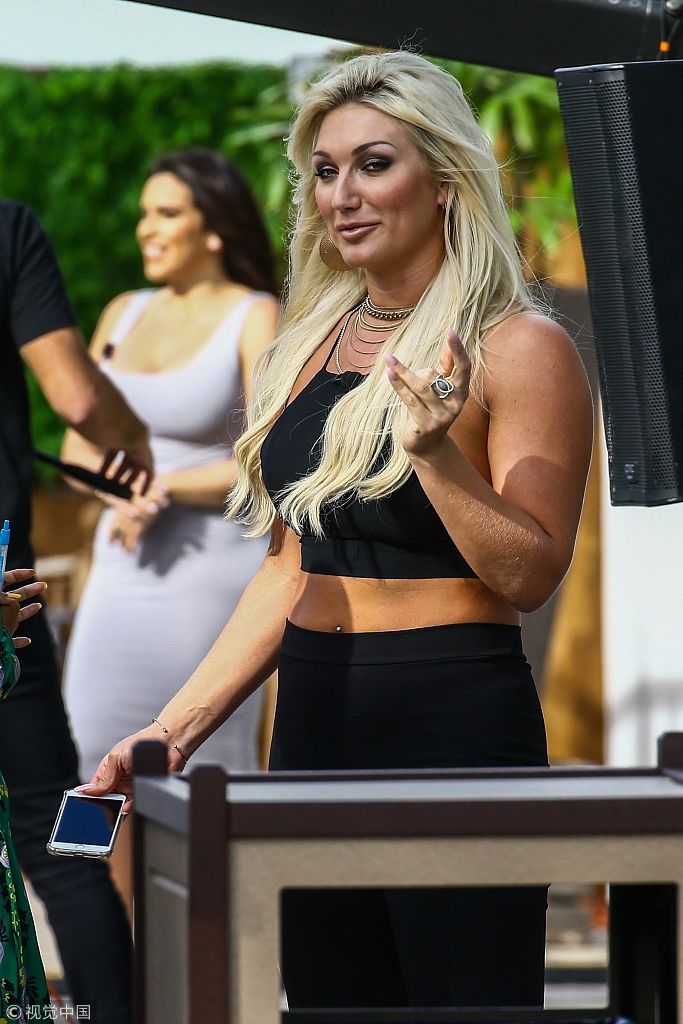 布鲁克·霍根黑色裤装秀傲人上围 摇曳生姿摆造型满满女人味