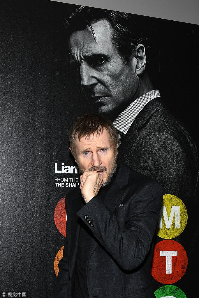 连姆·尼森大叔新片又要开始"营救"了 出席首映礼啃手指卖萌_新浪看点