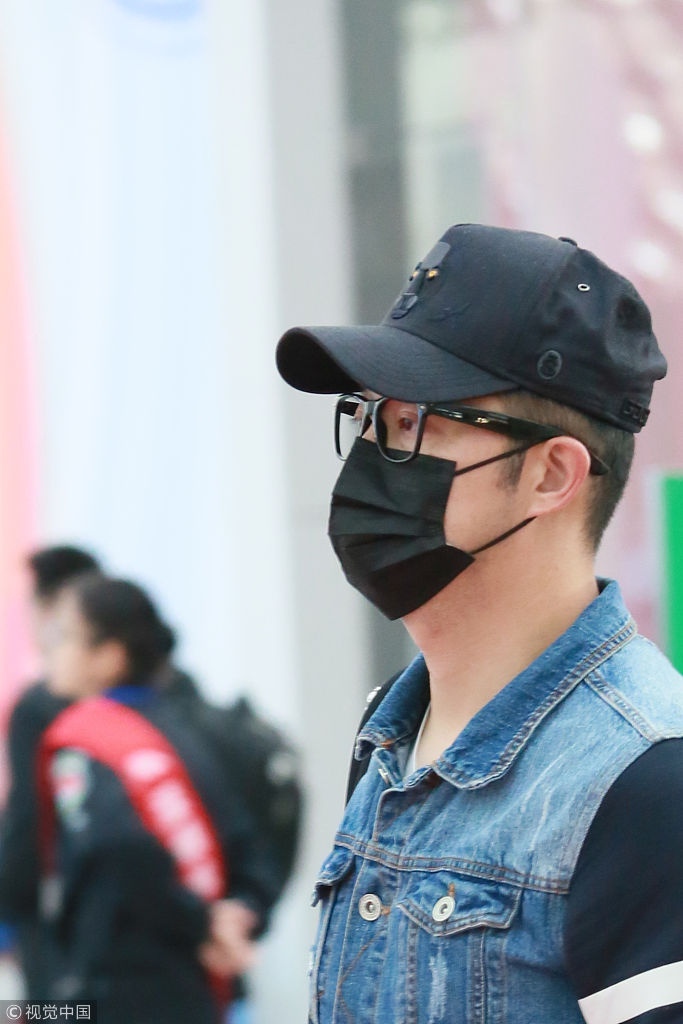 40岁沙溢全副武装现身机场 青春装扮似壮小伙