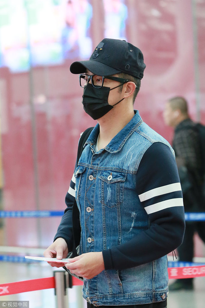 40岁沙溢全副武装现身机场 青春装扮似壮小伙