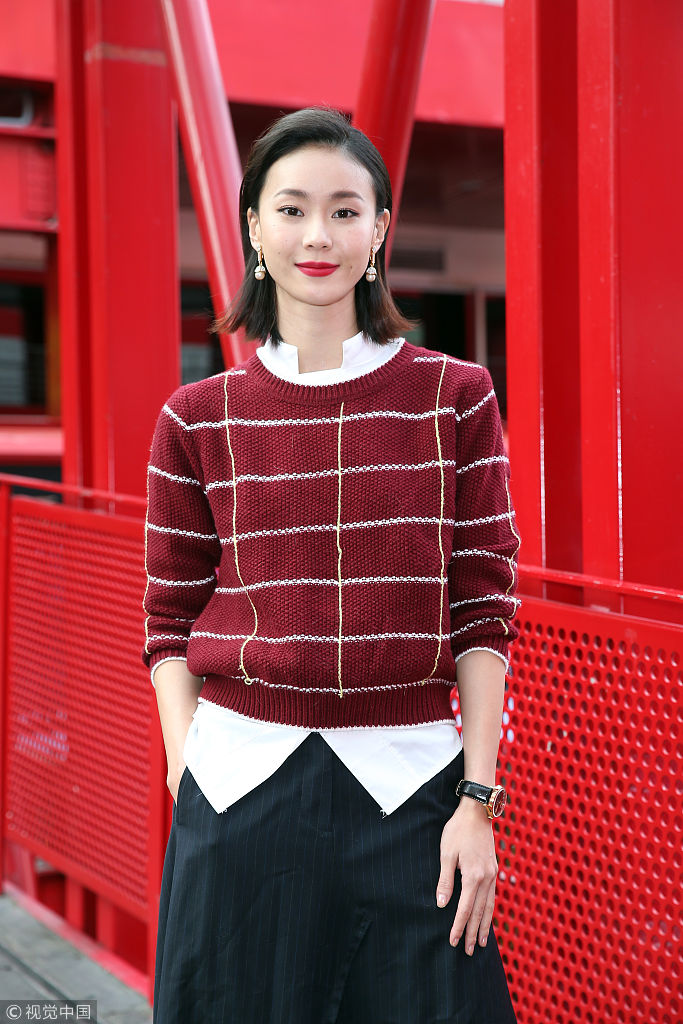 台湾女演员钟瑶接受采访 红裙配红唇展成熟女人魅力