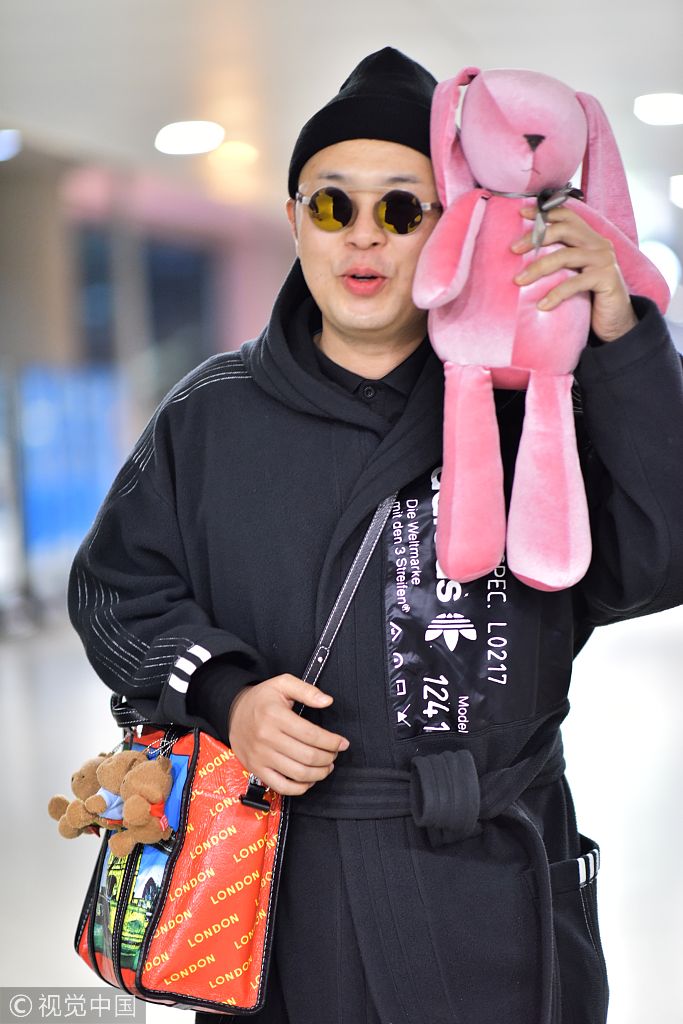 大叔式卖萌!杜海涛穿"浴袍"抱粉玩偶露白牙 包上挂小熊暴露童心