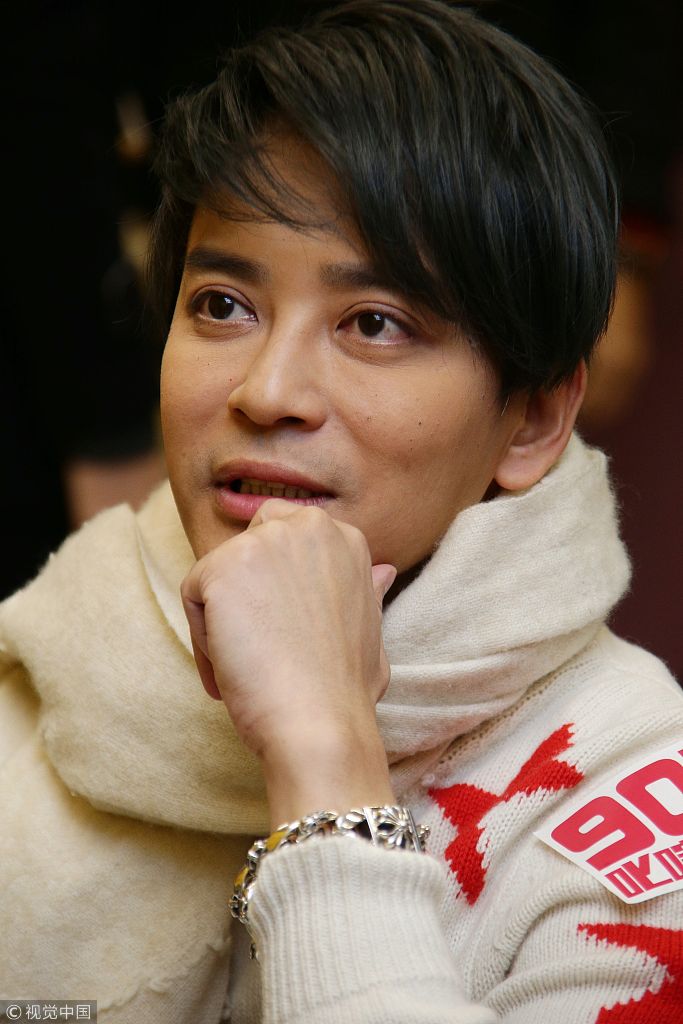 男神不老!陈晓东帅气出席商台访问 卡通米色毛衣扮嫩不惧近拍