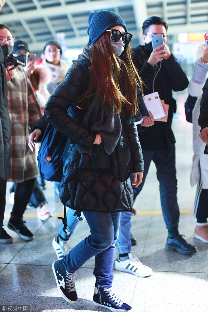 田馥甄口罩墨镜遮面尽显低调 一路获粉丝跟拍人气高