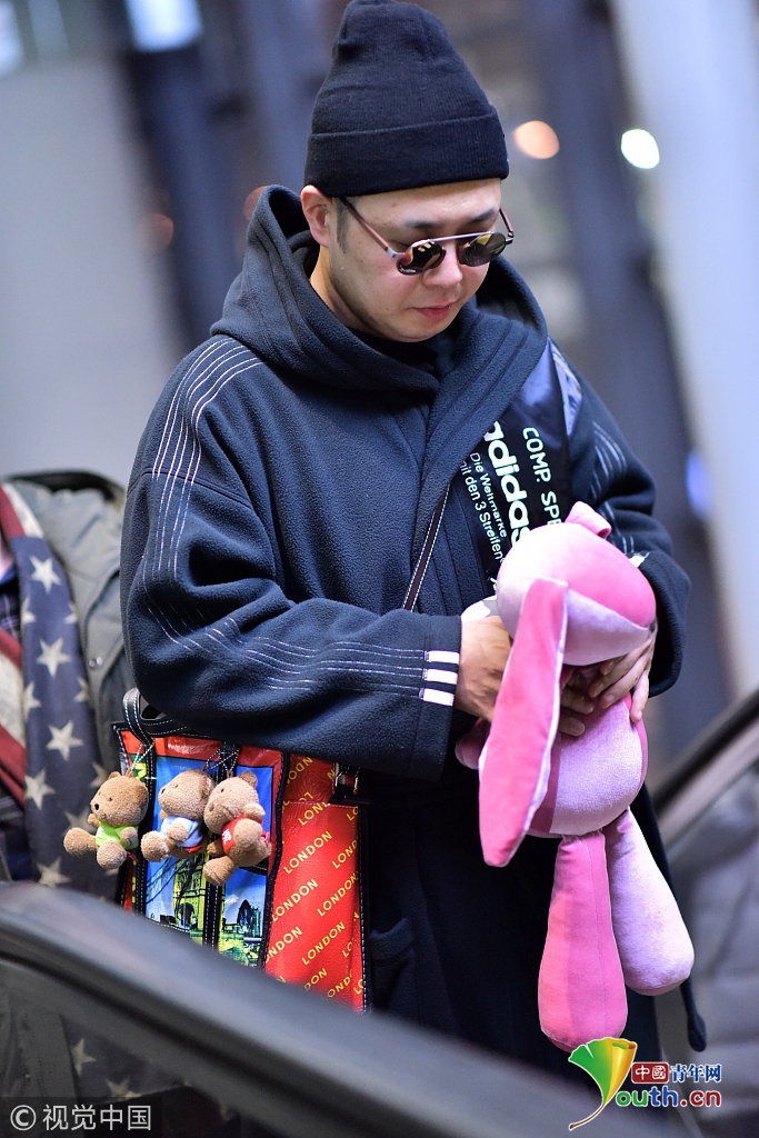 杜海涛穿"浴袍"抱粉玩偶 包上挂小熊暴露童心