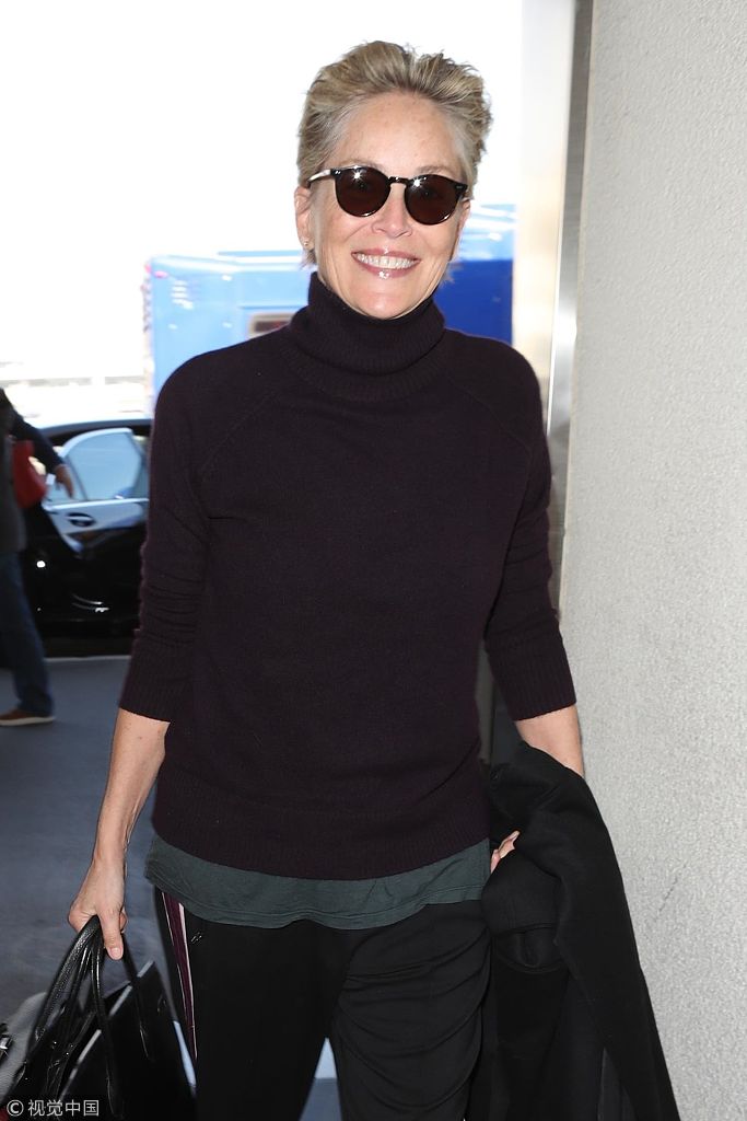 60岁莎朗·斯通剪利落短发状态佳 现身机场热情与男粉丝握手