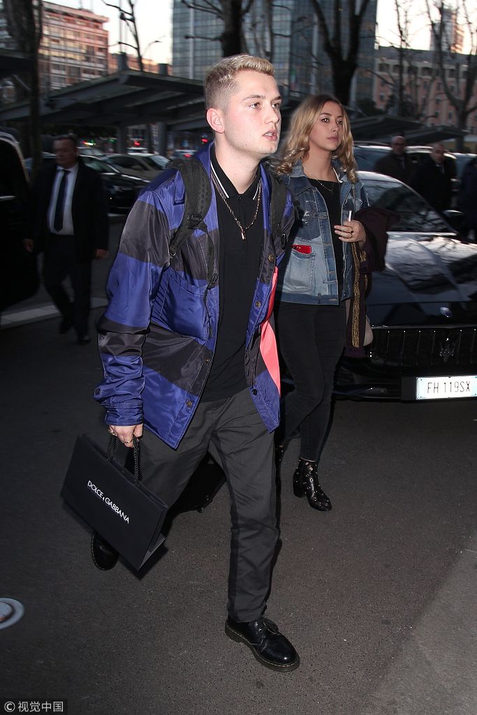 裘德洛儿子完美避开爸爸好基因颜值普通获女友低调相伴