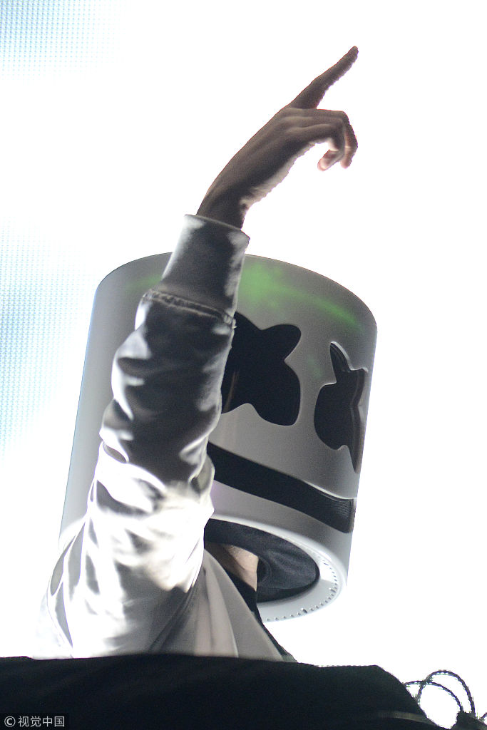 dj棉花糖举办演唱会神秘铁头再战江湖挥舞双臂唱到high点燃全场