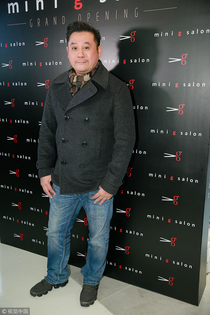 陈慧珊毛衣配休闲裤双手抱臂干练现身 简淑儿甜美,陈霁平优雅_新浪