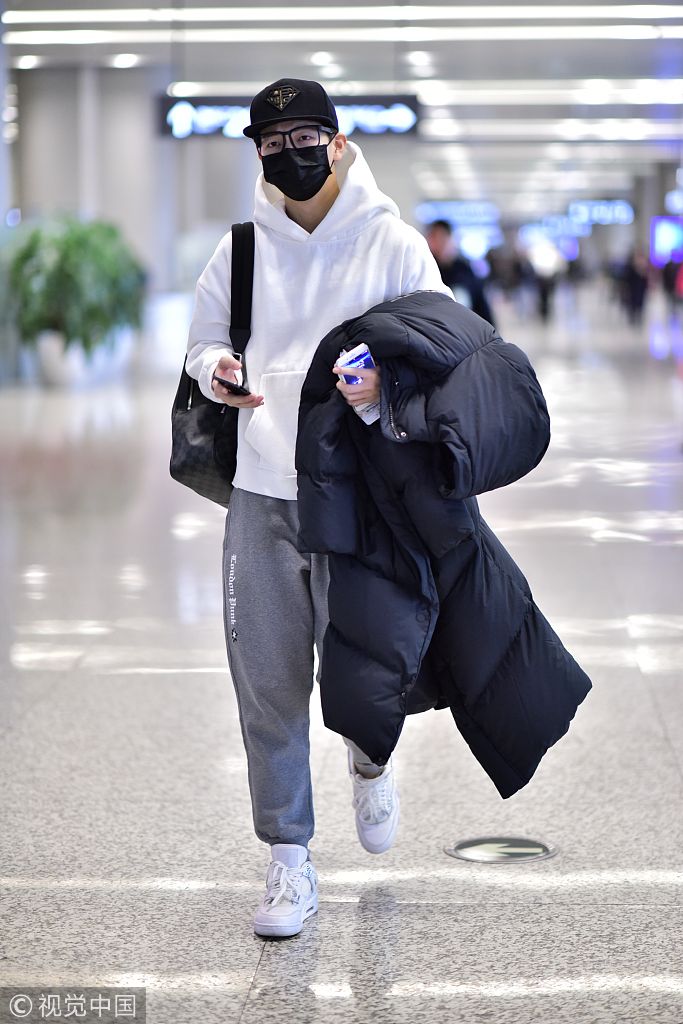 胡夏口罩帽子全副武装低调现身机场 电话打不停见镜头露迷人笑眼