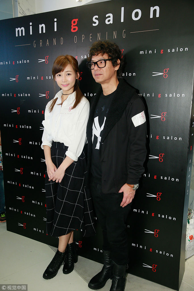 陈慧珊毛衣配休闲裤双手抱臂干练现身 简淑儿甜美,陈霁平优雅_新浪