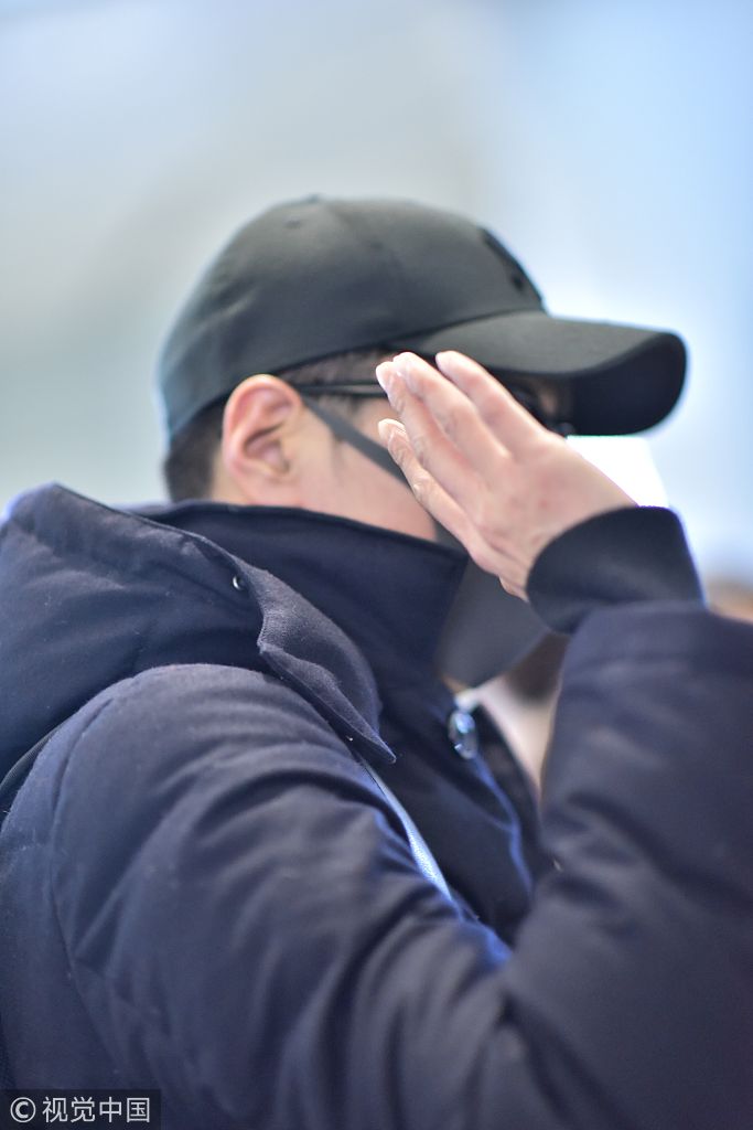 "姑父"赵又廷带病出行全程口罩遮面 频掩鼻捂嘴形容憔悴引人心疼