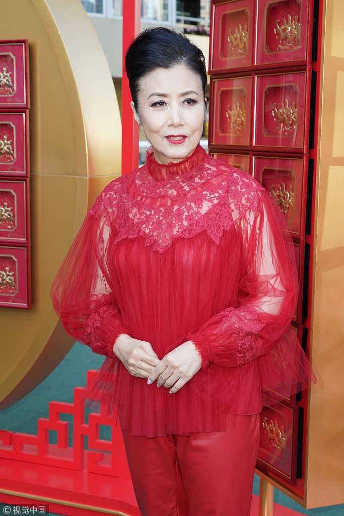 汪明荃一身大红蕾丝透视装超减龄 郑少秋精气神足展成熟男性魅力_新浪