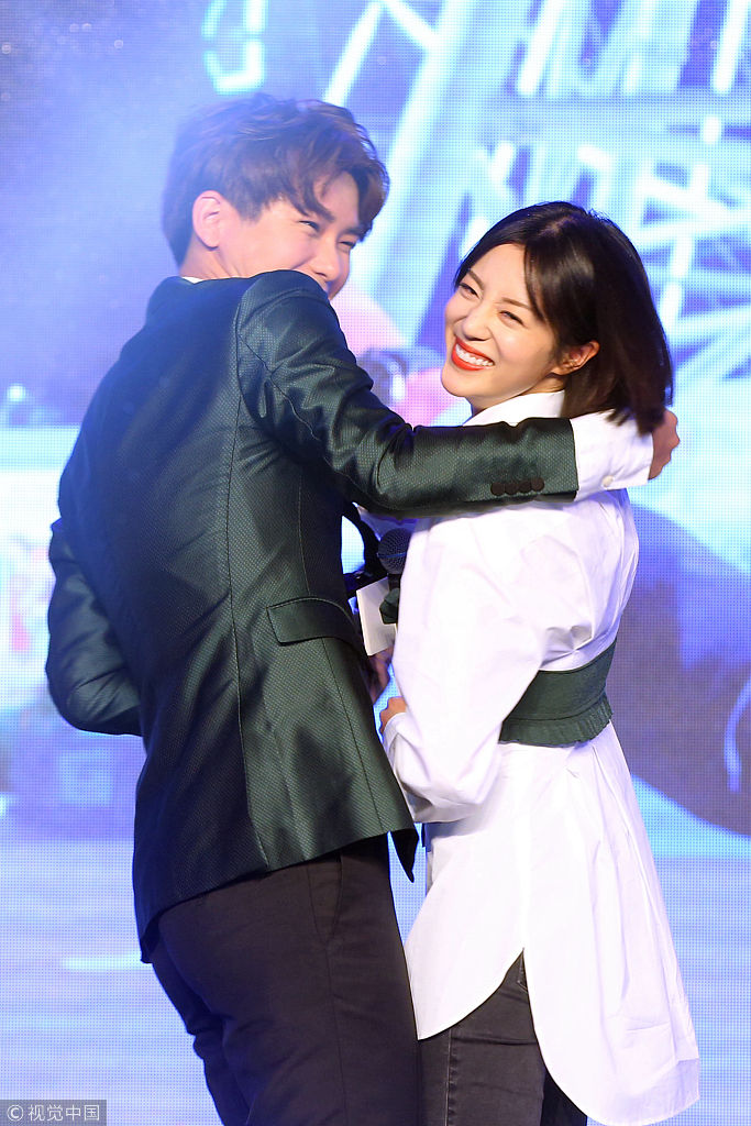 甜蜜暴击!李溪芮遭熊梓淇现场"求婚" 上演霸道总裁式"强吻"甜煞人