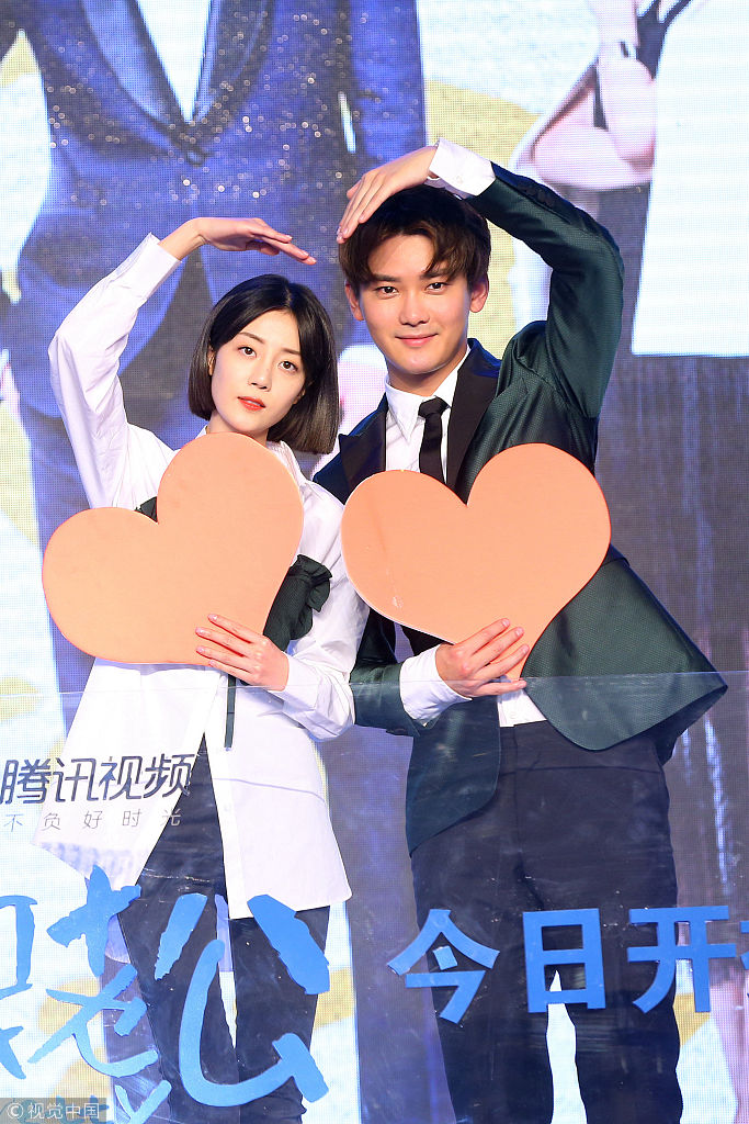 甜蜜暴击!李溪芮遭熊梓淇现场"求婚" 上演霸道总裁式"强吻"甜煞人