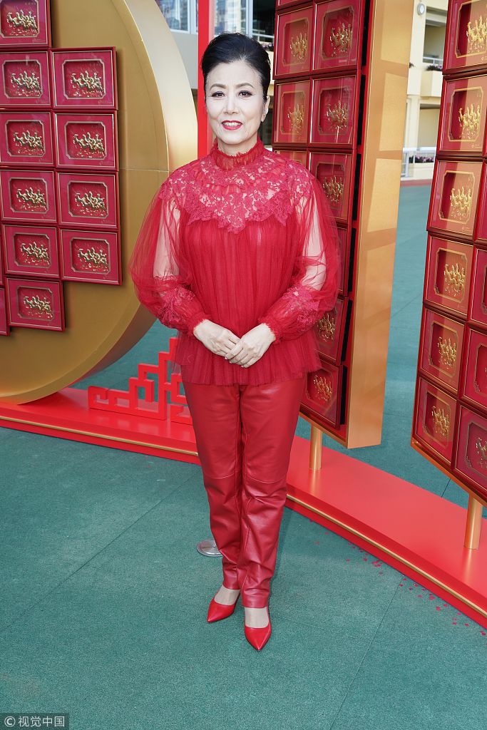 汪明荃一身大红蕾丝透视装超减龄 郑少秋精气神足展成熟男性魅力_新浪