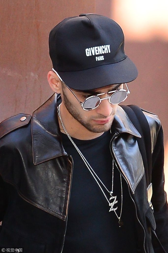 泽恩·马利克从女友吉吉香闺离开 一身潮装帅气吸睛获保镖护驾