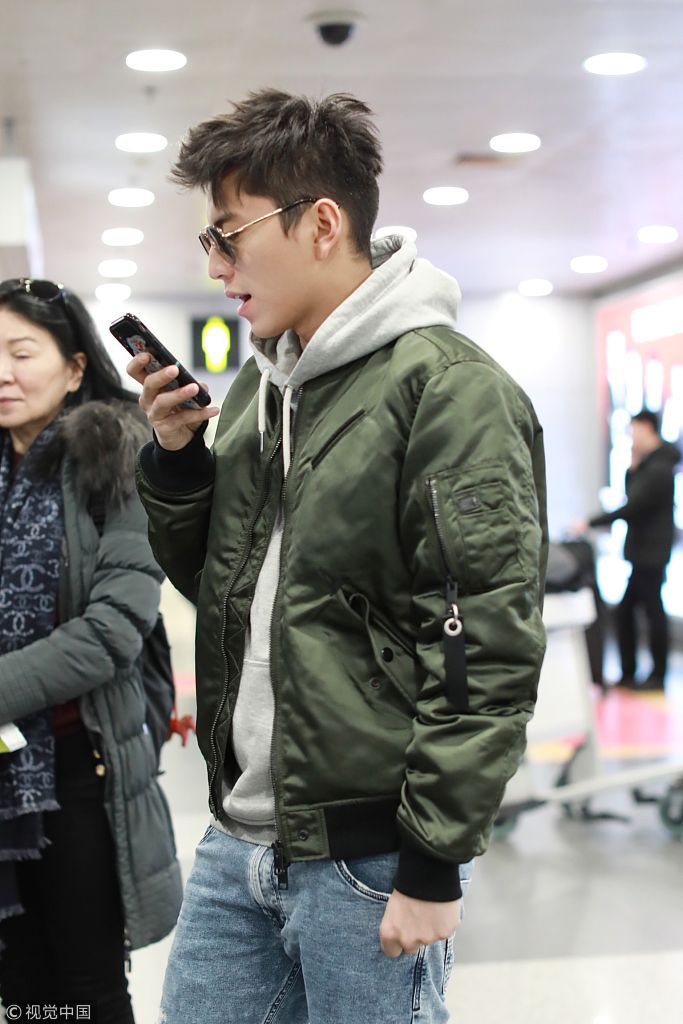 王大陆换新发型颜值陡增帅出新高 机场墨镜遮面星味足看镜头耍酷