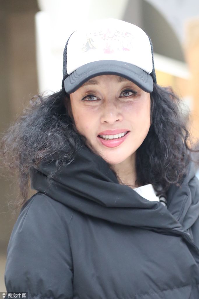 63岁少女心!刘晓庆顶泡面头发型韩系时髦 皮肤白嫩笑容甜冻龄有术