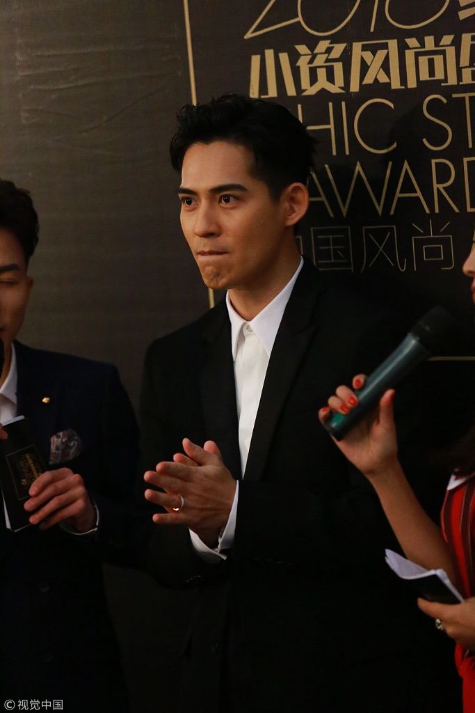 周渝民西装笔挺变黑马王子 抿嘴鼓掌颜值不输当年