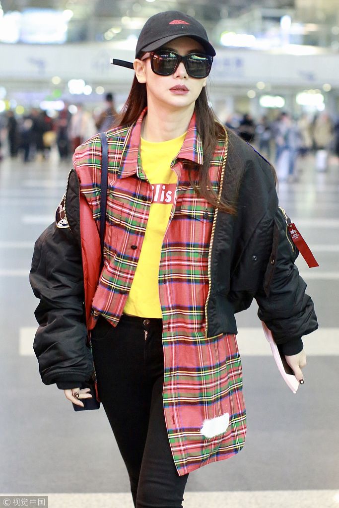 不好好穿衣戚薇半脱外套半塞衬衫大方招手长腿逆天手机壳吸睛