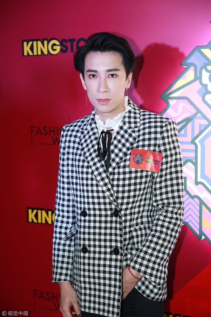 陈伟霆绯闻女友穿吊带粉裙秀火辣身材倪晨曦知性风洪文安端庄