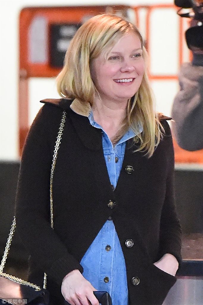 dunst)和她的未婚夫杰西·普莱蒙(jesse plemons) 现身街头