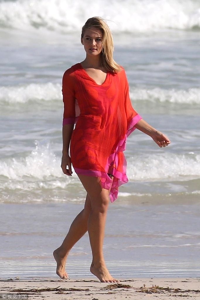 德国嫩模赛琳娜·韦伯海边拍大片 穿红纱裙飘逸上演"美人回眸"