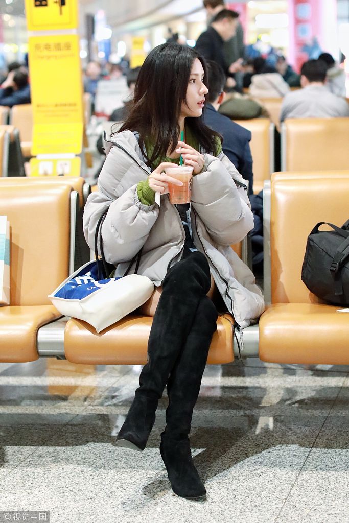 偶像包袱重张予曦化淡妆穿长筒靴小露白腿优雅喝饮料实力凹造型