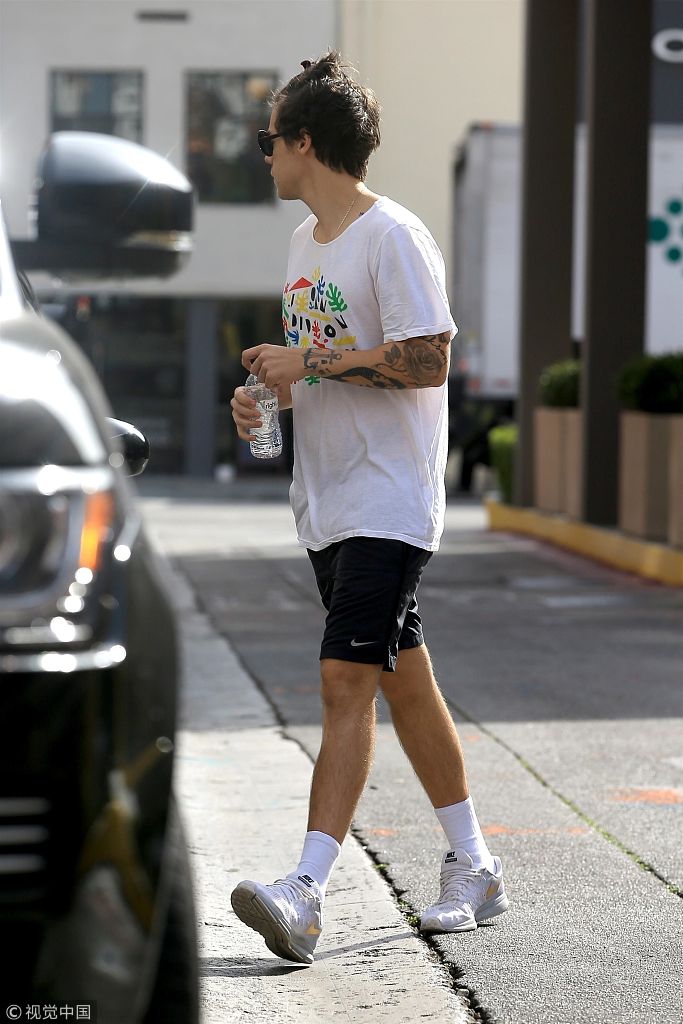 霉霉前男友"哈卷"头上戴发卡有点萌 简约黑白配出街腿毛随风飞