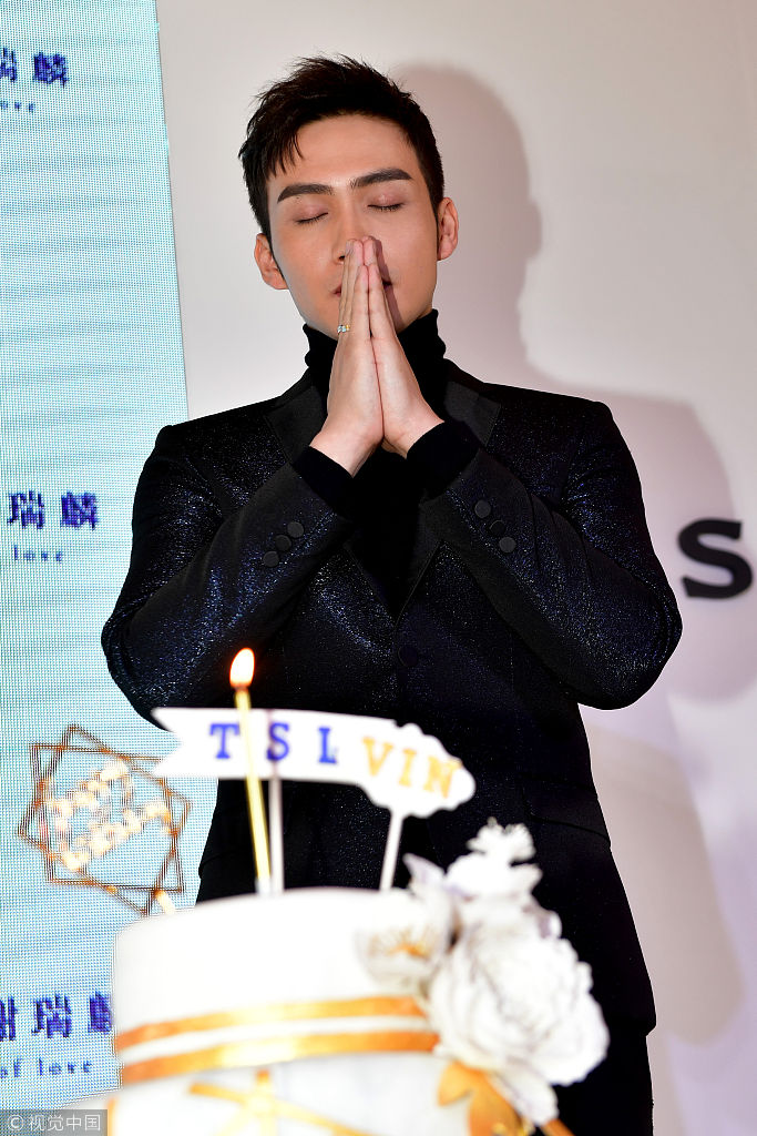 张彬彬生日与粉丝共度秀儿时照片 闭眼许愿回忆和母亲生活细节饱含