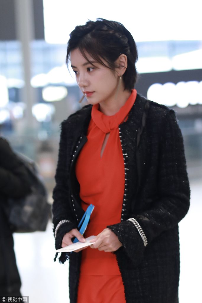 伊一红装亮眼露甜美笑容气质可人 走路生风长腿不输模特