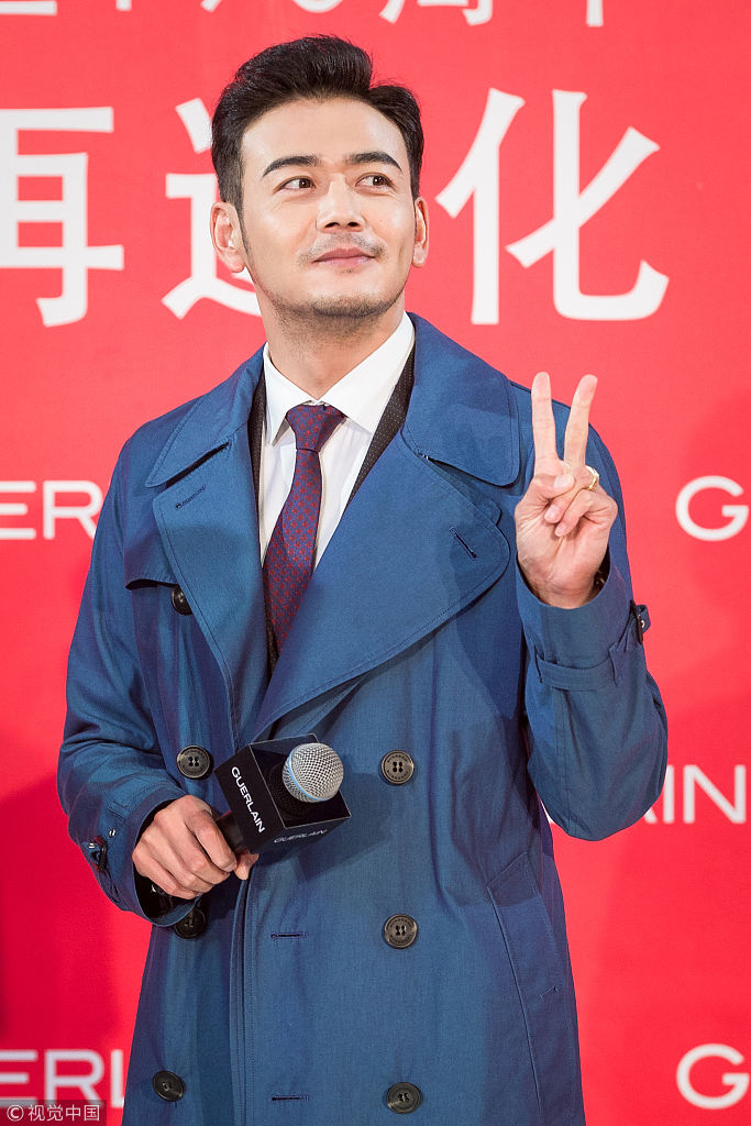 最帅表情包!"小包总"杨烁比v卖萌表情逗趣 获粉丝拥抱帮主持人擦脸