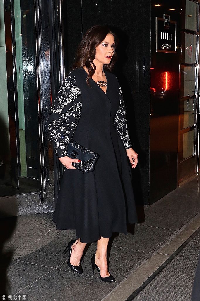 凯瑟琳·泽塔·琼斯黑色长裙优雅出街 获专车接驾尽显女王气场
