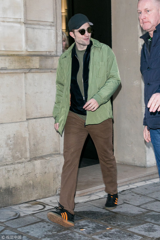 "暮光男"罗伯特帕丁森胡子拉渣显老成 绿色"老头衫"获专人引路