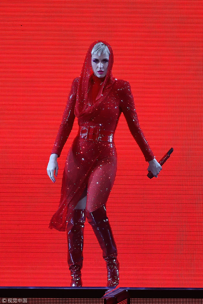 "水果姐"红色卡阴装戴头纱变身性感小辣椒 劲歌热舞瞪大眼睛萌态十足