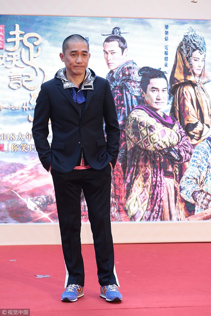 梁朝伟剃光头只为个"懒"字 微笑不惧露褶子