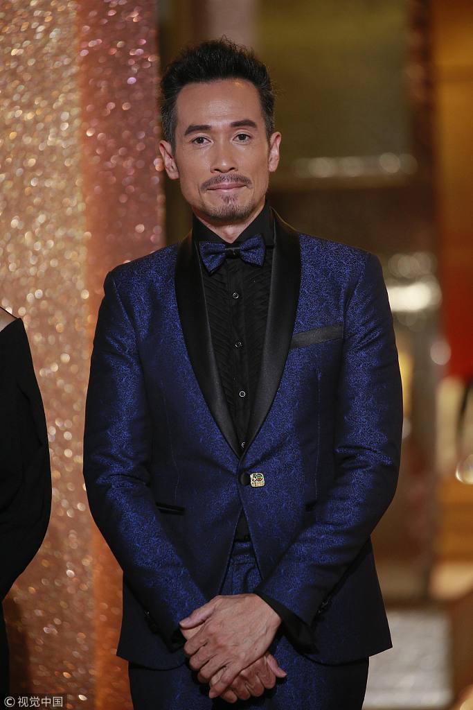 陈豪手挽李佳芯甜蜜亮相tvb台庆 蓝色西装帅气绅士十足_新浪看点