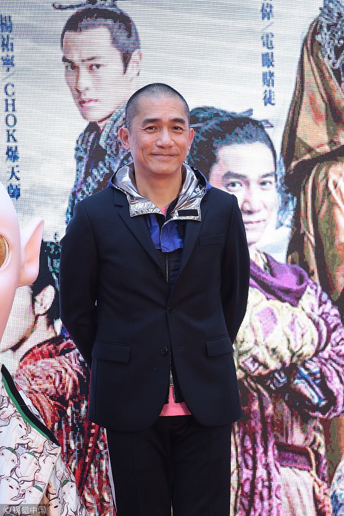 这个光头你给几分?梁朝伟剃光头只为个"懒"字 微笑不惧露褶子